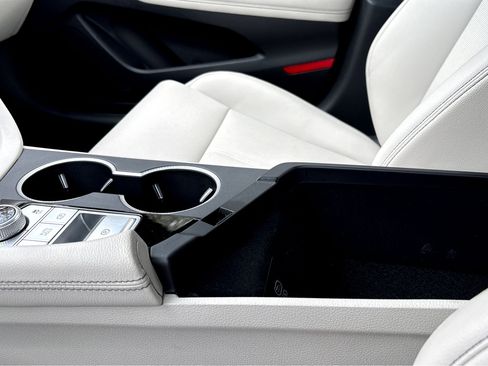 Used 2025 Genesis G70 2.5T image 8