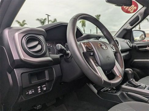 Used 2017 Toyota Tacoma TRD Off-Road image 9