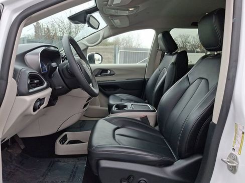Used 2023 Chrysler Pacifica Touring-L image 12