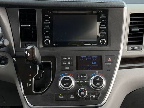 Used 2019 Toyota Sienna XLE w/ XLE Navigation Package FWD image 17