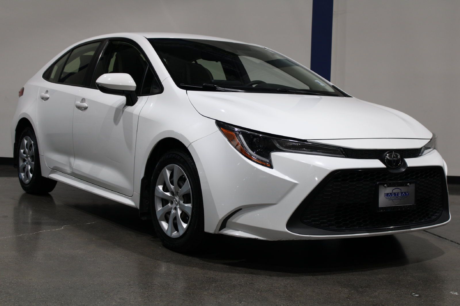 Used 2022 Toyota Corolla LE FWD image 3