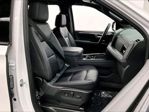 Used 2025 Chevrolet Suburban Z71 image 8