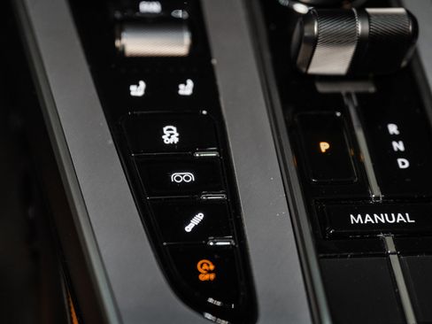 Used 2025 Aston Martin Vanquish Coupe image 32