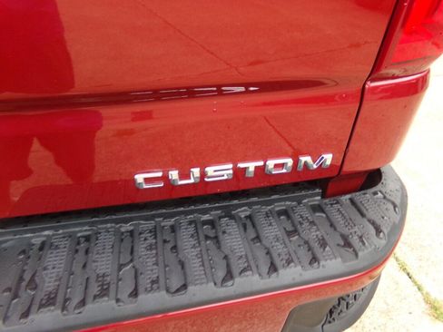 Used 2019 Chevrolet Silverado 1500 Custom w/ Custom Value Package image 11