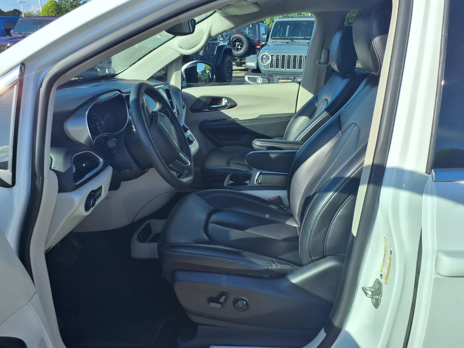 Used 2023 Chrysler Pacifica Touring-L FWD image 14