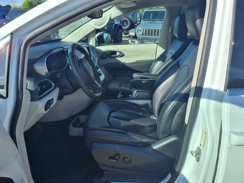 Used 2023 Chrysler Pacifica Touring-L FWD image 14