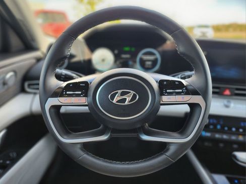 Used 2022 Hyundai Elantra Limited image 16