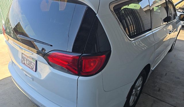 Used 2020 Chrysler Pacifica Touring-L FWD image 4