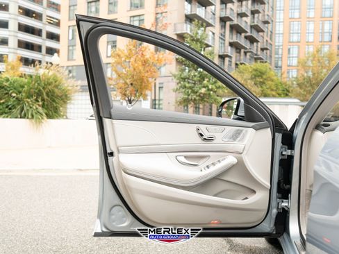 Used 2016 Mercedes-Benz S 550 4MATIC Sedan w/ Premium Package image 43