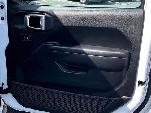 Used 2023 Jeep Gladiator Rubicon w/ Cold Weather Group image 12