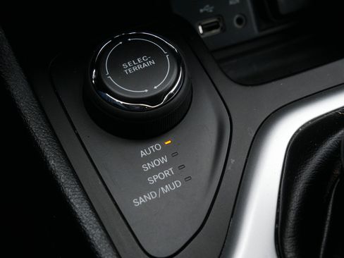 Certified 2018 Jeep Cherokee Latitude Plus w/ Cold Weather Group image 27