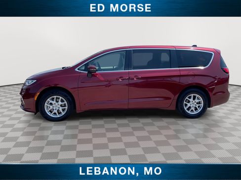 Used 2023 Chrysler Pacifica Touring-L FWD image 5