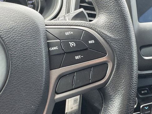 Used 2020 Jeep Cherokee Latitude AWD/4WD image 19