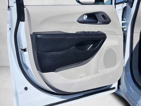 Used 2023 Chrysler Pacifica Touring-L FWD image 10