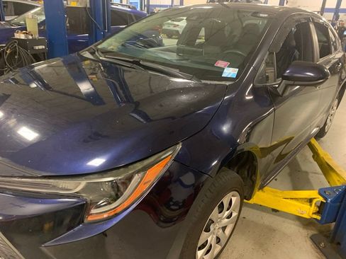 Used 2020 Toyota Corolla LE FWD image 2