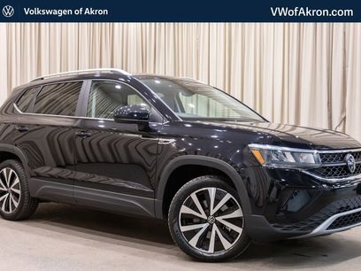 Used 2023 Volkswagen Taos SE w/ Panoramic Sunroof Package