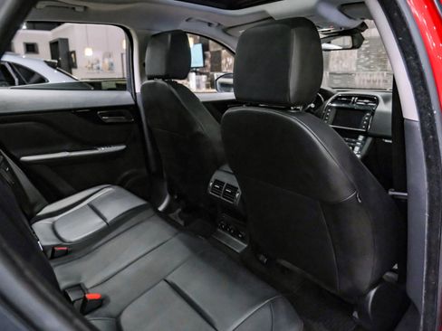 Used 2017 Jaguar F-PACE Premium image 32