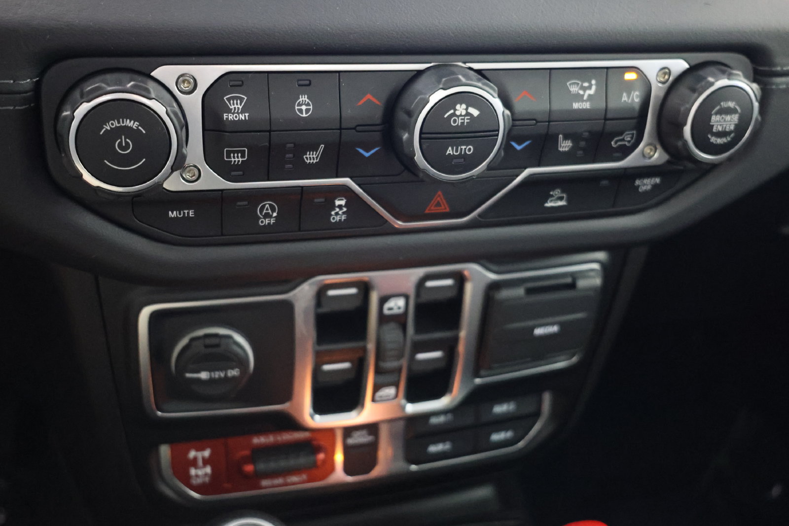 Used 2025 Jeep Gladiator Mojave w/ Convenience Group AWD/4WD image 28