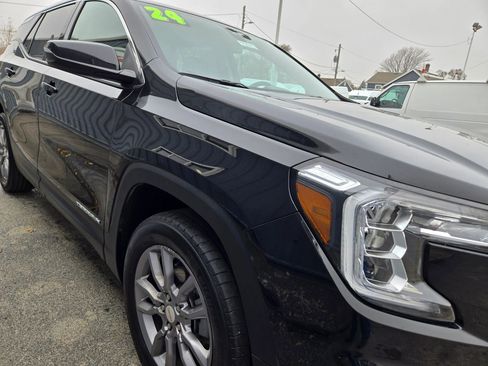 Used 2024 GMC Terrain SLT image 15