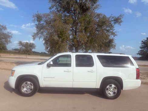 Used 2013 Chevrolet Suburban LS RWD image 17