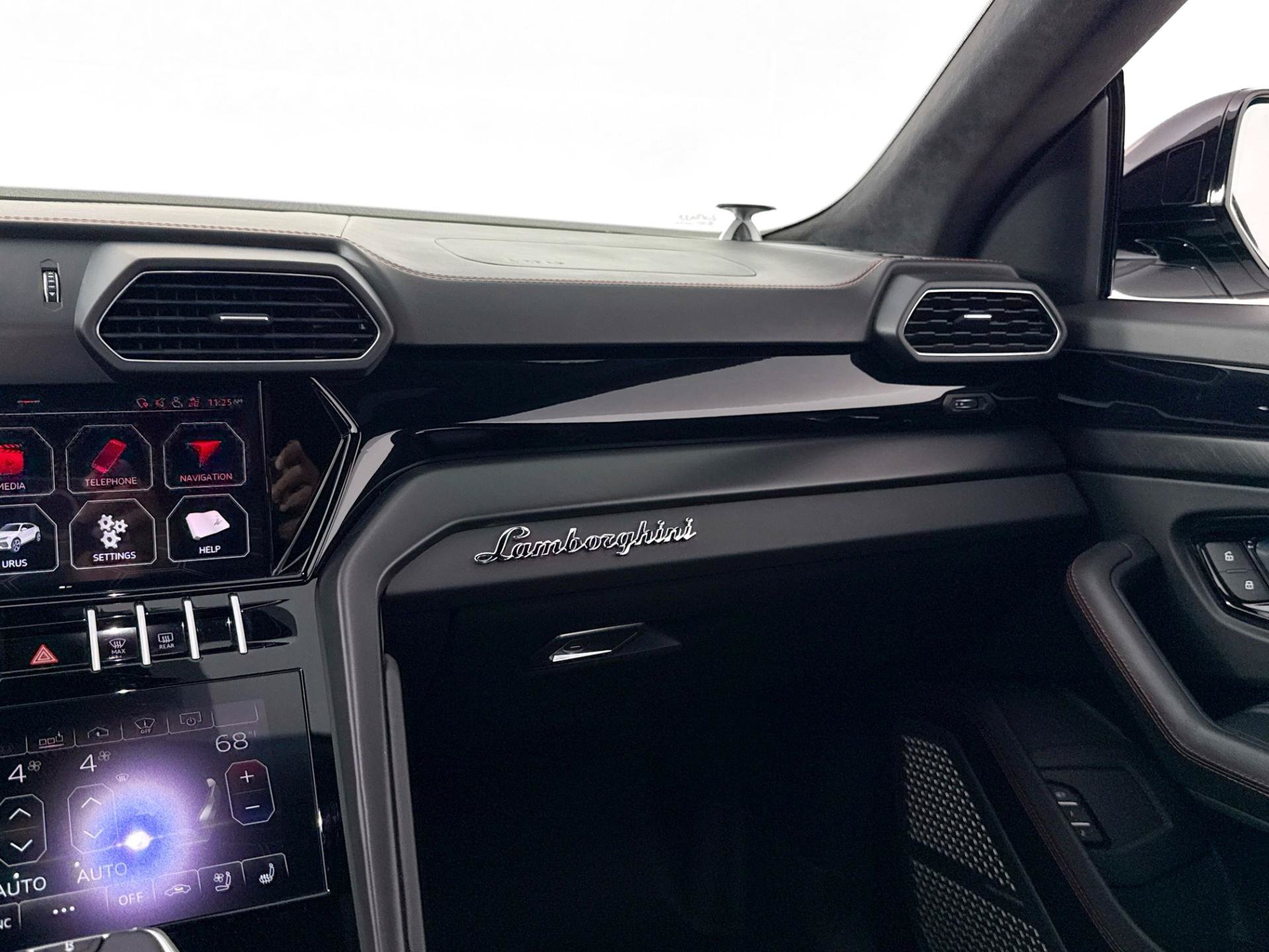Used 2021 Lamborghini Urus AWD/4WD image 42