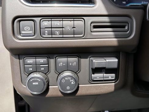 Used 2023 Chevrolet Tahoe LT w/ LT Signature Package AWD/4WD image 17