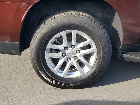 Used 2023 Chevrolet Suburban LT image 6