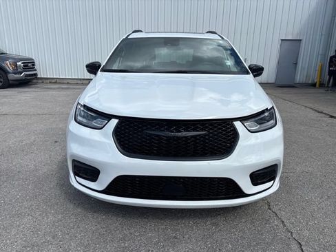 Used 2025 Chrysler Pacifica Limited FWD image 7