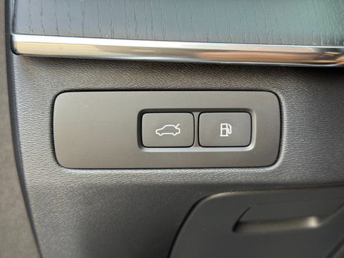 Used 2024 Volvo XC90 T8 Ultimate w/ Lounge Package image 17