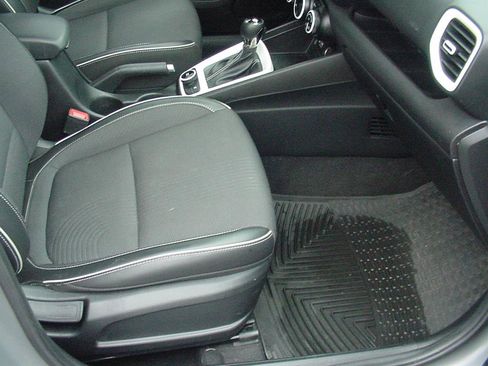 Used 2022 Hyundai Venue Limited image 28