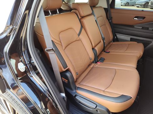 New 2025 Nissan Pathfinder Platinum image 14