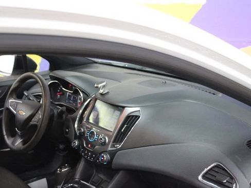 Used 2018 Chevrolet Cruze LT FWD image 11