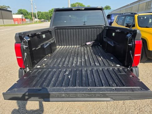 Used 2025 Toyota Tacoma SR AWD/4WD image 8