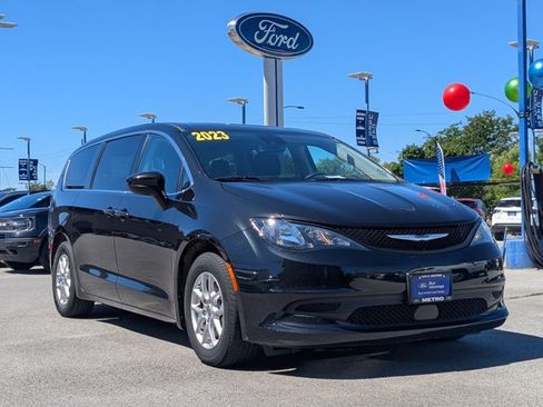 Used 2023 Chrysler Voyager LX FWD image 2