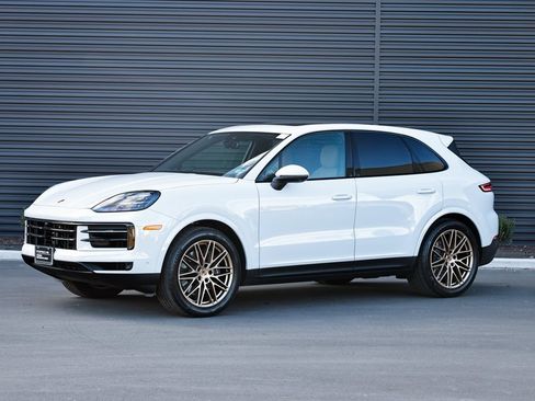 Certified 2025 Porsche Cayenne w/ Premium Package Plus image 1