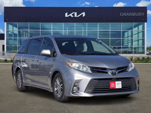 Used 2018 Toyota Sienna XLE Premium image 3