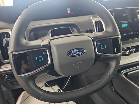 Used 2025 Ford Expedition Active AWD/4WD image 6