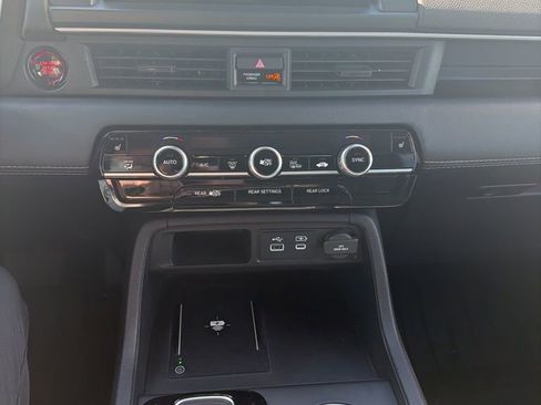 Used 2024 Honda Pilot Touring image 4