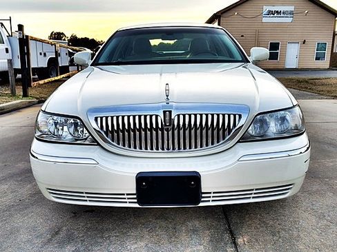 Used 2006 Lincoln Town Car Signature Limited image 12