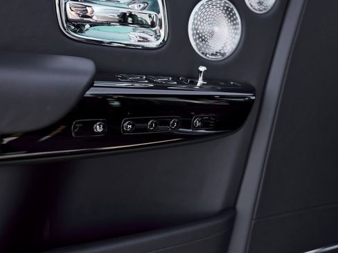 Used 2024 Rolls-Royce Phantom Sedan image 45