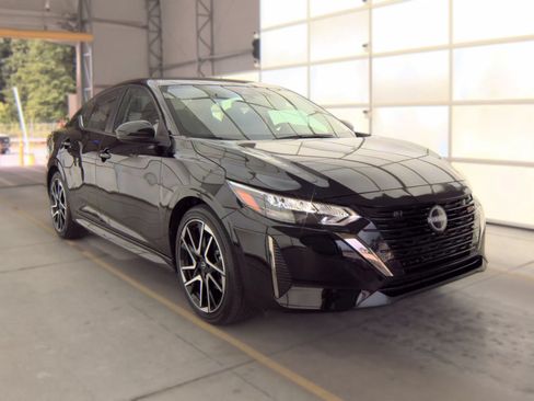 Used 2025 Nissan Sentra SR FWD image 2