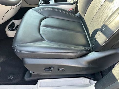 Used 2024 Chrysler Pacifica Touring-L FWD image 13