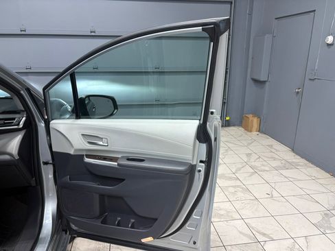 Used 2021 Toyota Sienna XLE image 26