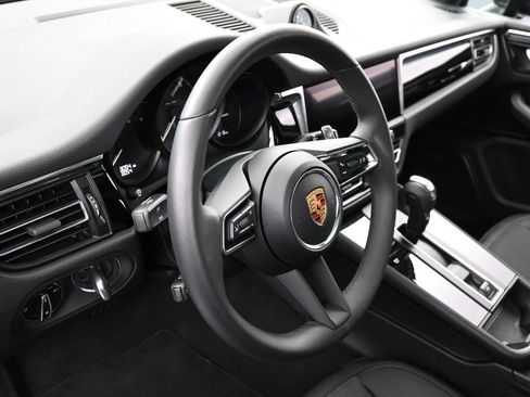 Certified 2025 Porsche Macan image 16