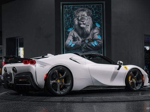 Used 2022 Ferrari SF90 Spider image 9