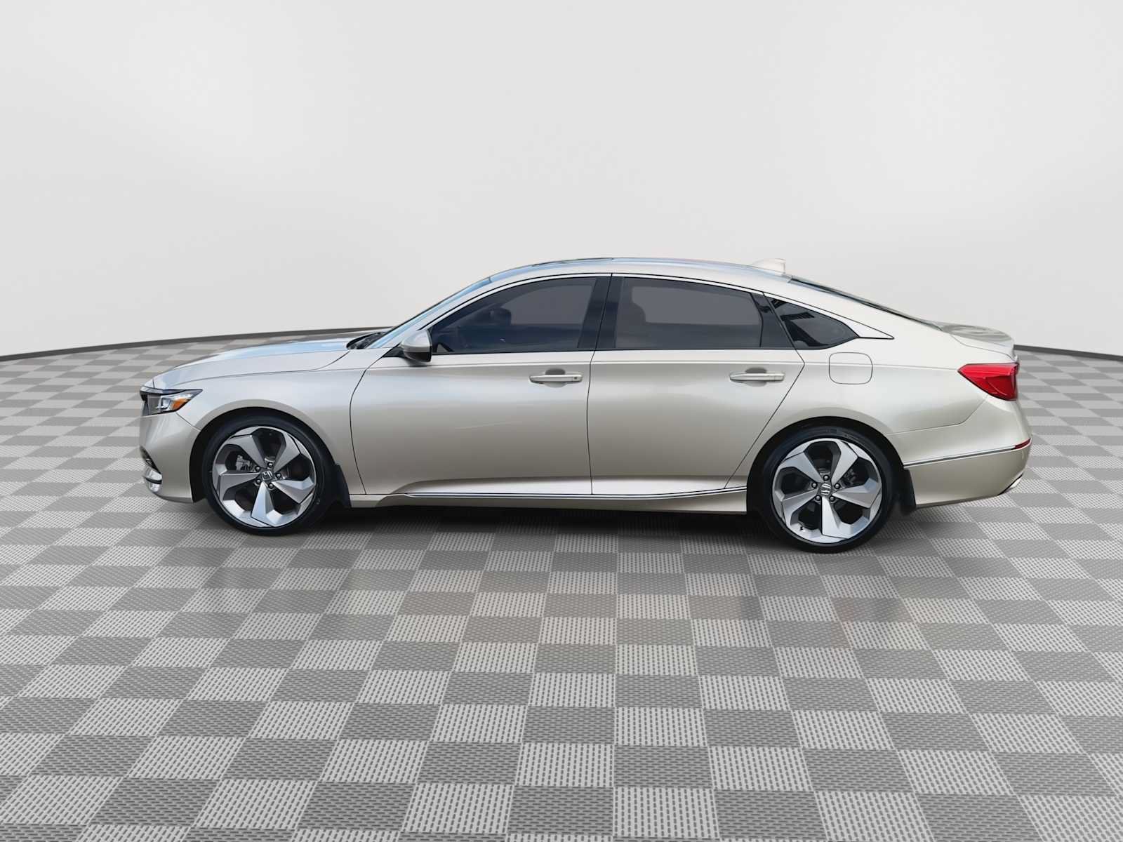 Used 2018 Honda Accord Touring image 5