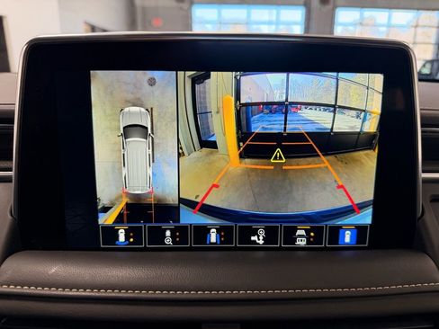 Used 2023 GMC Yukon XL SLT w/ SLT Premium Package image 47