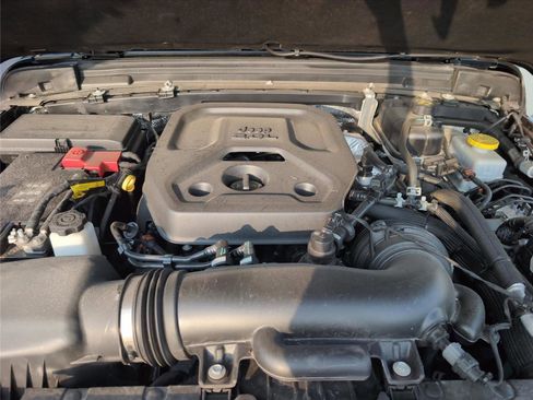 Used 2025 Jeep Wrangler Sahara AWD/4WD image 12