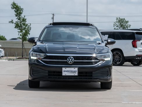 Used 2023 Volkswagen Jetta SE image 3