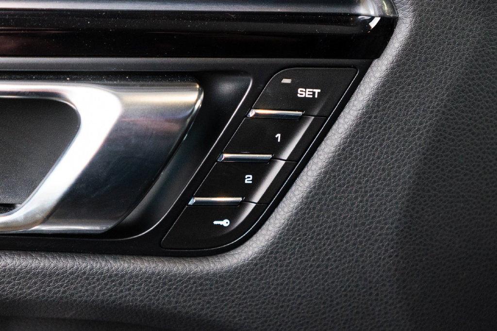 Certified 2025 Porsche Macan AWD/4WD image 19